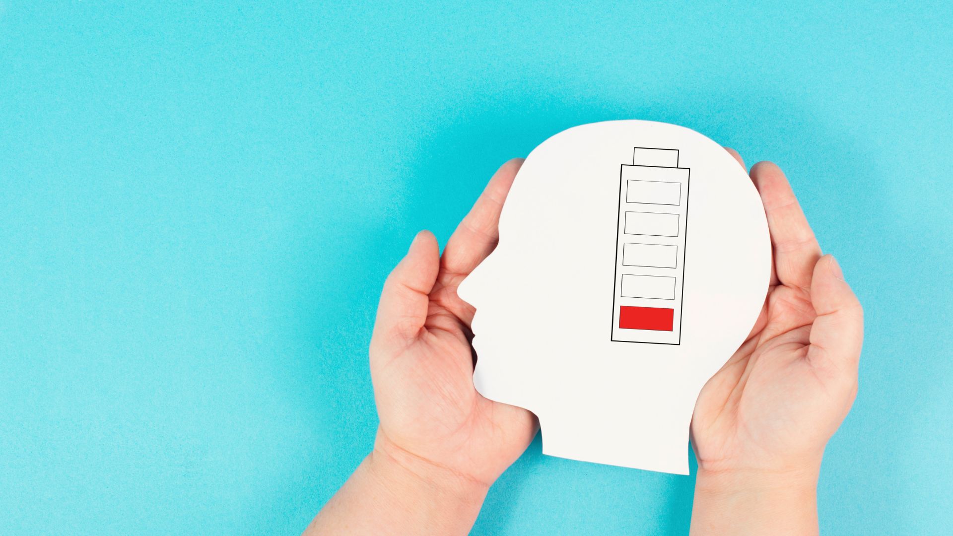 Symbolischer Kopf mit leerer Batterie – visuelle Darstellung von mentaler Erschöpfung und Energiemangel